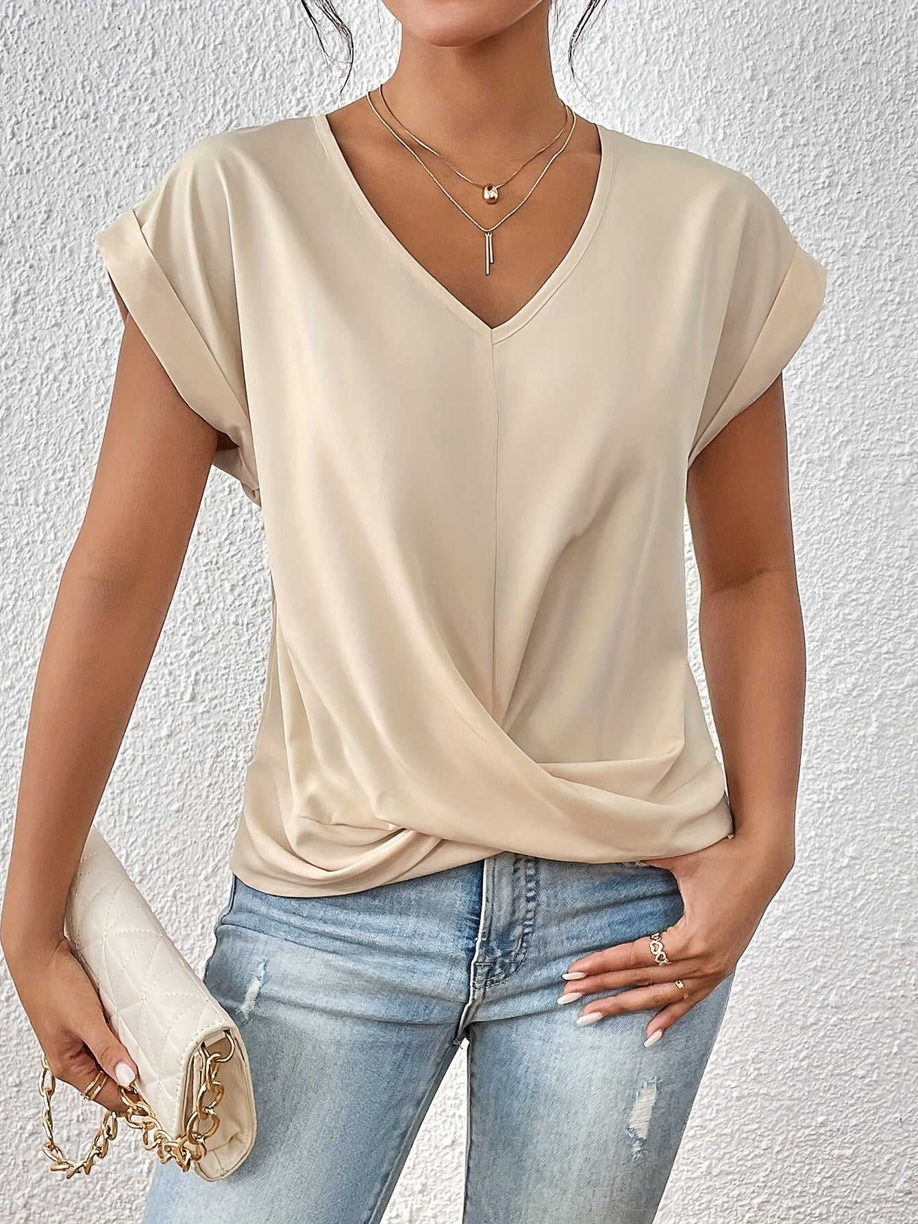 CLEO | Casual T-shirt with sweetheart neckline